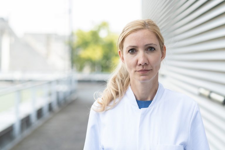 Prof. Dr. Sandra Ciesek ist Direktorin des Instituts für Medizinische Virologie am Universitätsklinikum Frankfurt