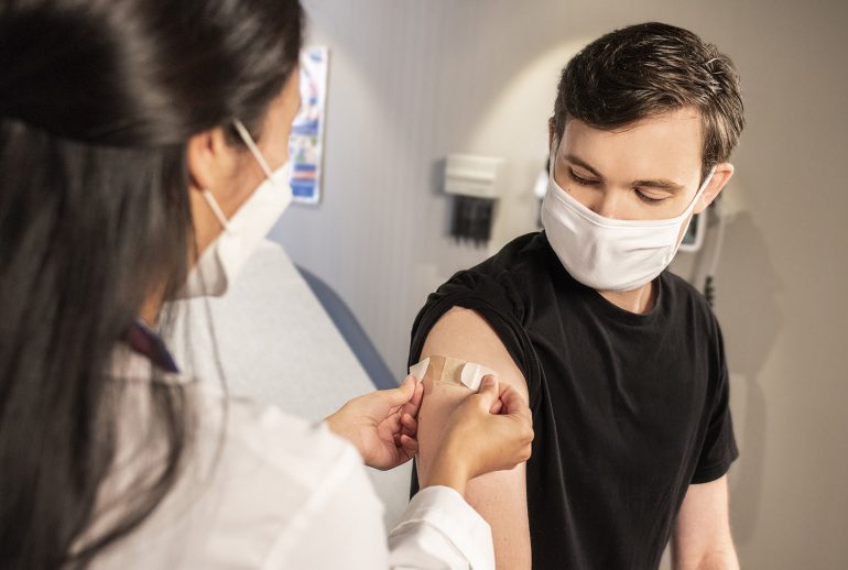 Pflaster nach einer Coron-Impfung. Das Pandemie Netzwerk Hessen forscht an weiteren Corona-Impfstoffen – auch mit Blick auf kommende, neue Virus-Erkrankungen